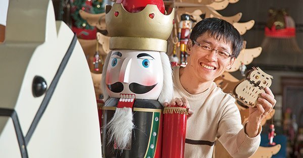 他的手作音樂盒 暗藏皇家級工藝,敲敲木工房施文傑 喚醒埔里昔日「耶誕城」記憶